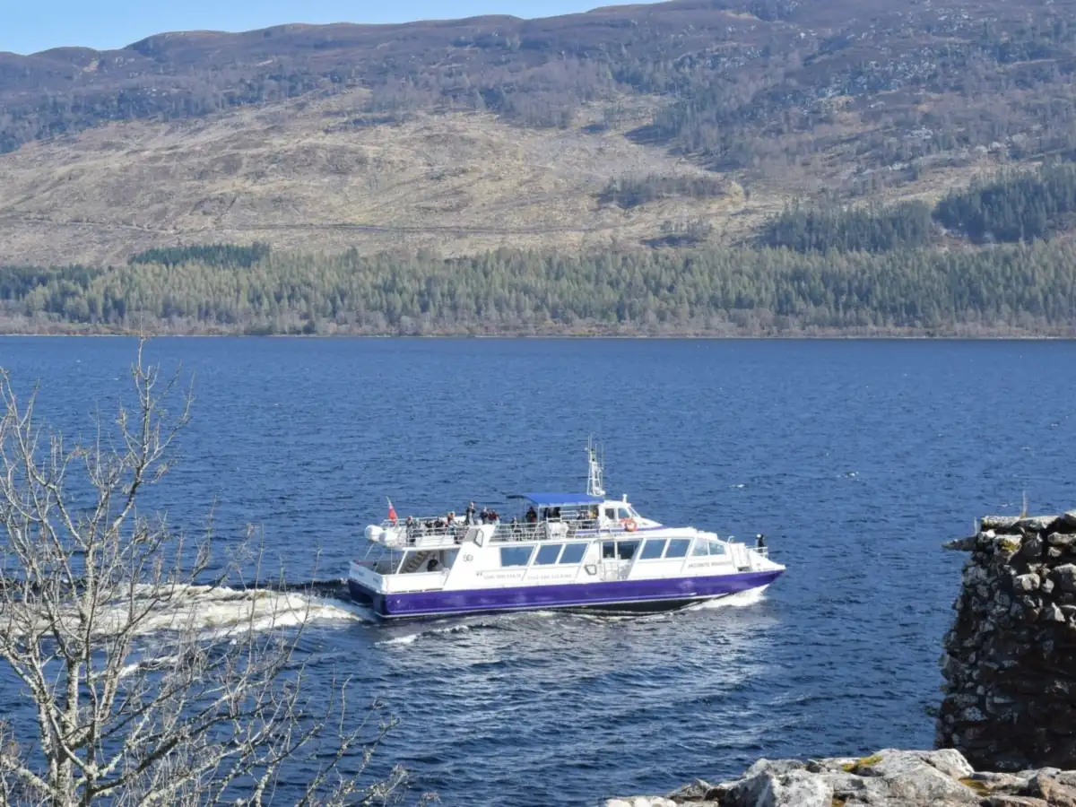 Un bateau de croisière sur le Loch Ness