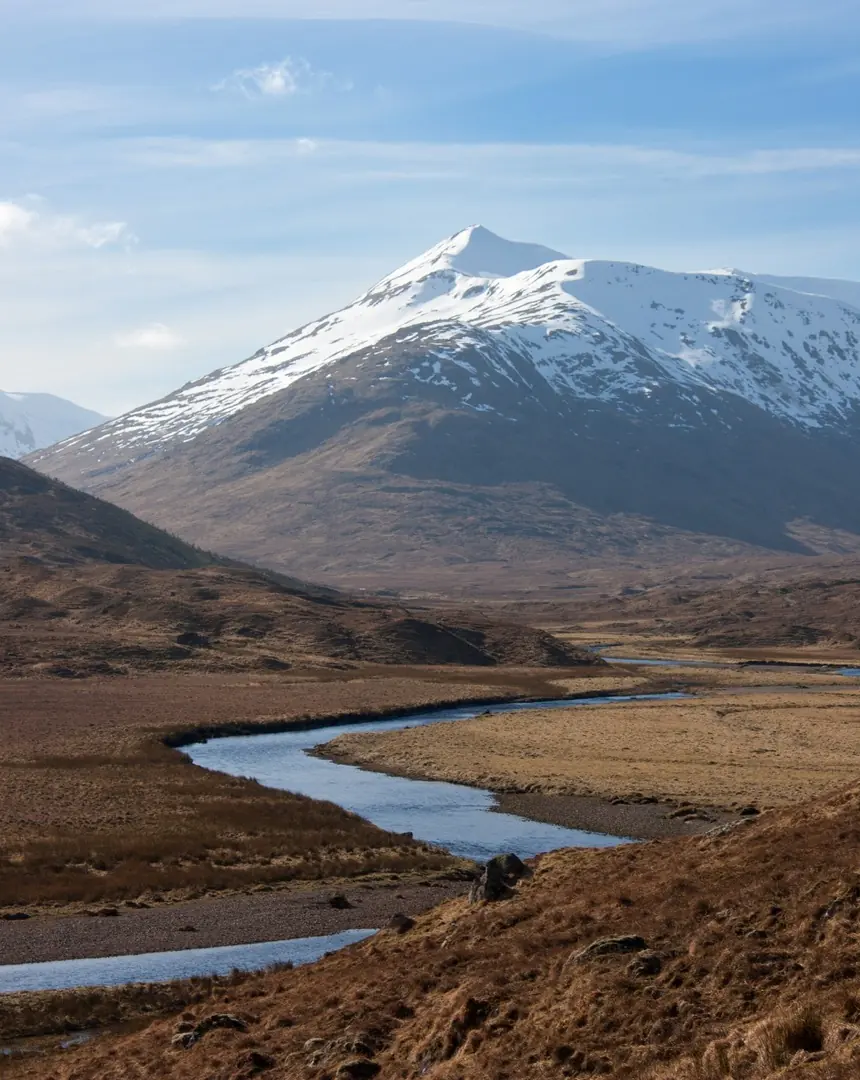Un glen des Highlands, versants de bruyère