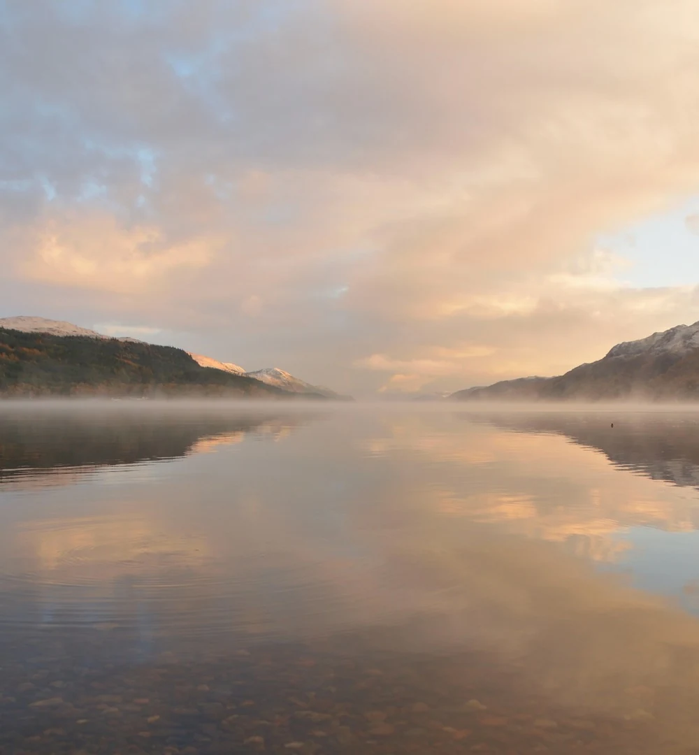 Le Loch Ness au petit matin, brume sur l’eau