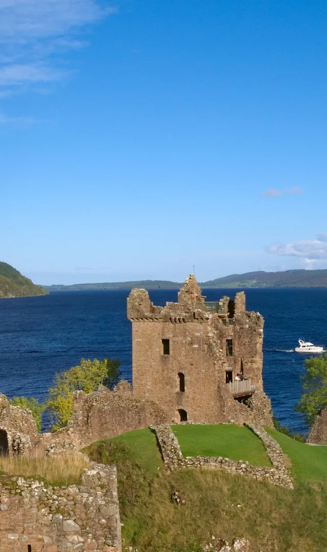 Urquhart Castle, ruine au bord du loch