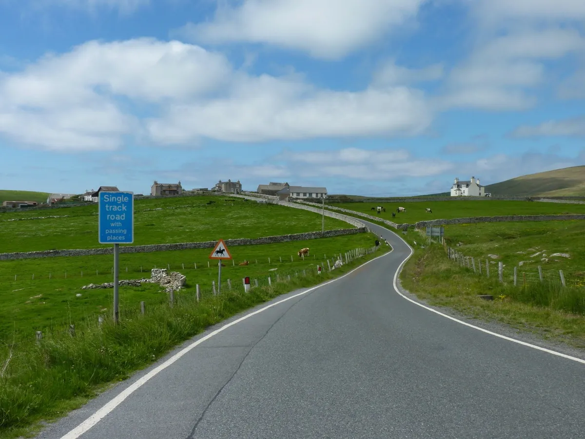 Une route à voie unique dans les Highlands