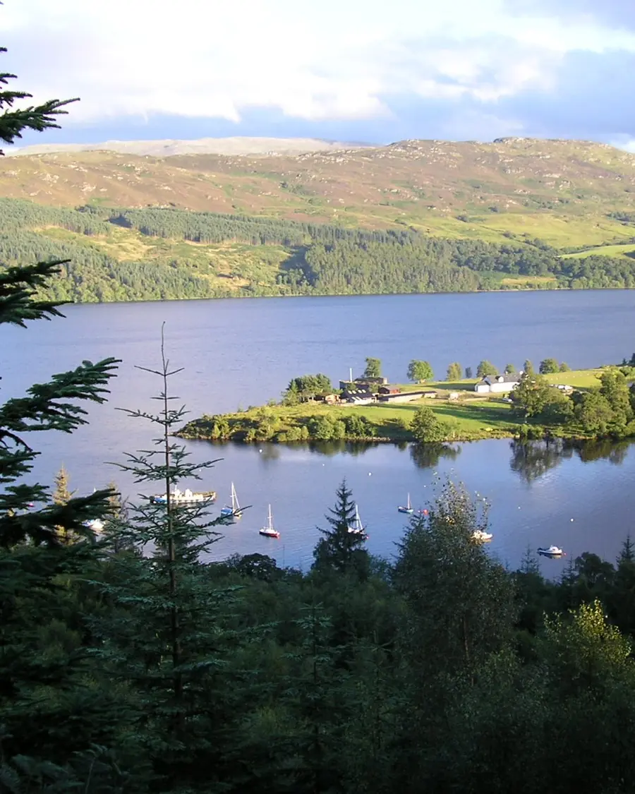 Le Loch Ness en été, vu de Fort Augustus