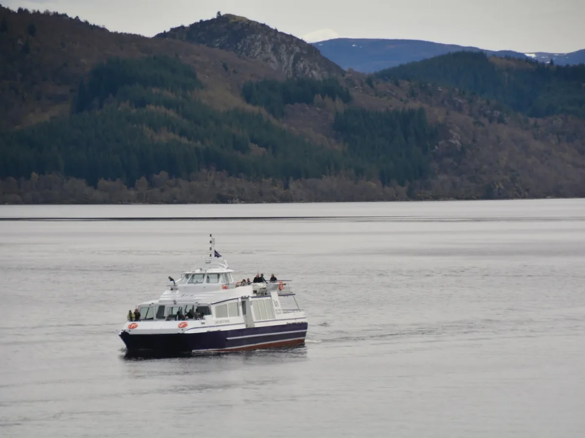Bateau ou randonnée au Loch Ness : comment choisir