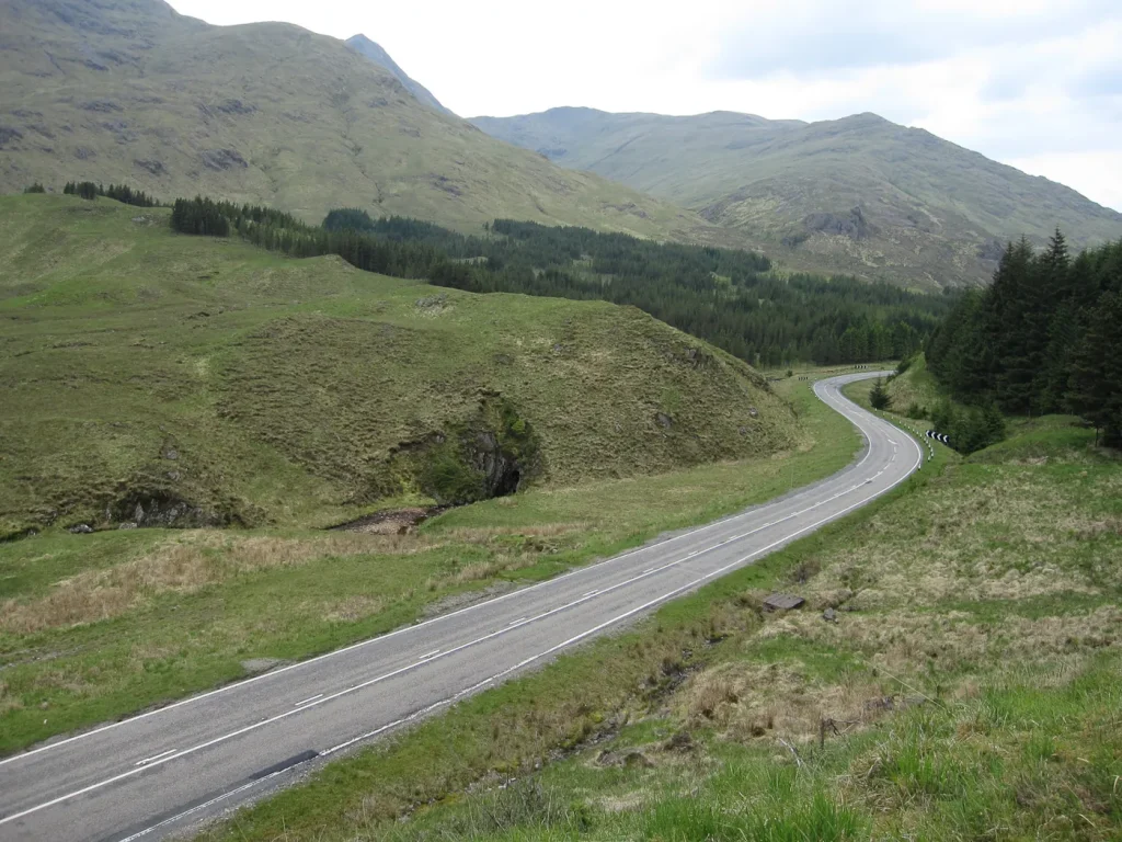 La route A87 dans Glen Shiel, entre les montagnes, sur le chemin de l’île de Skye